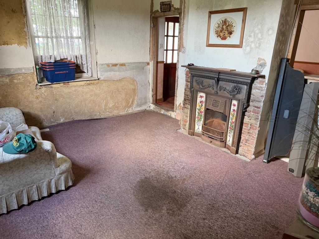 Lot: 78 - THREE-BEDROOM DETACHED HOUSE FOR TOTAL REFURBISHMENT - Living room